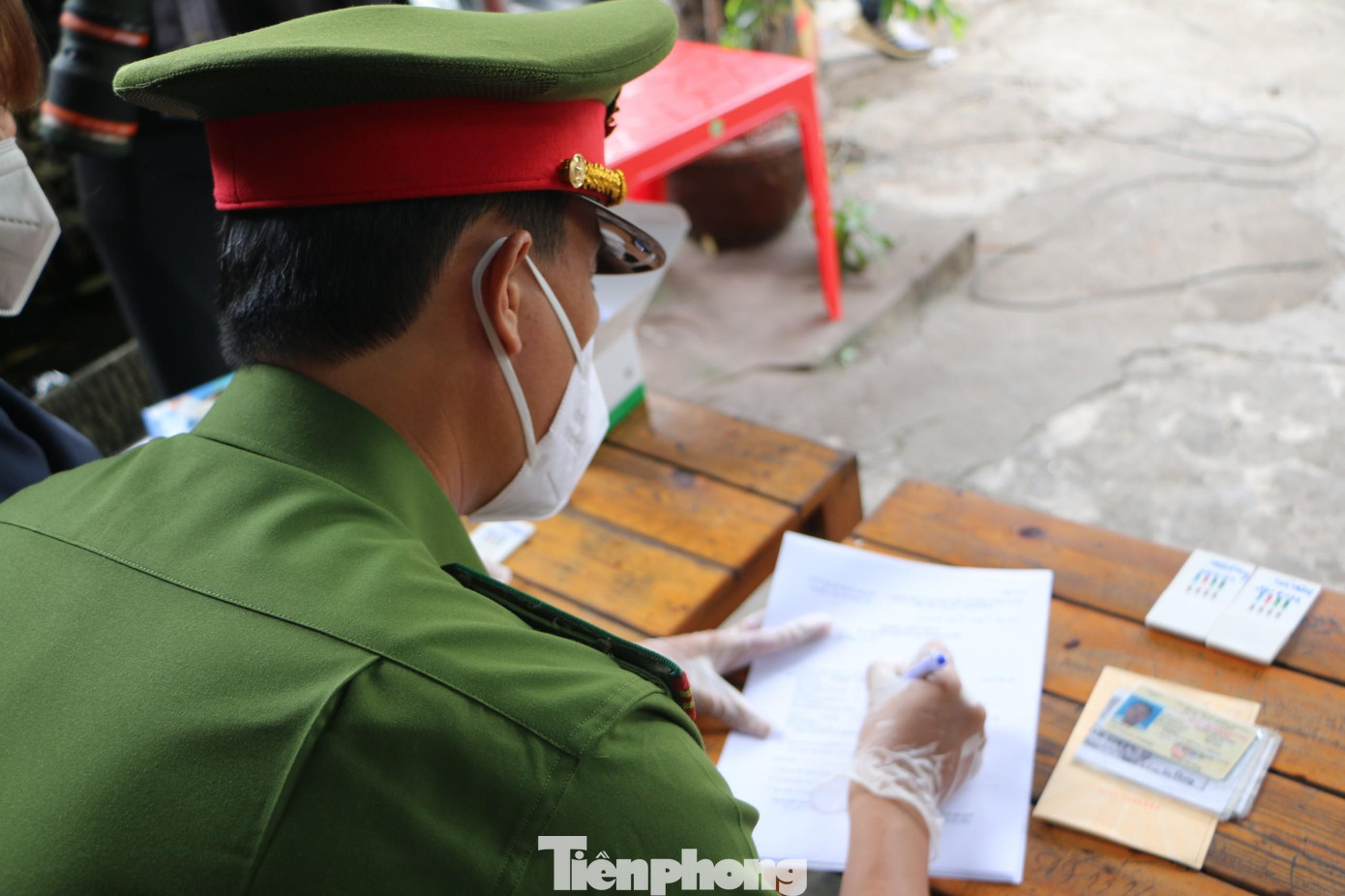 Trước đó, ngày 24/8, lực lượng chức năng đã vào khu vực bến xe Miền Đông để kiểm tra nồng độ cồn và ma túy với tài xế điều khiển xe khách xuất bến. Lực lượng chức năng đã tiến hành kiểm tra nồng độ cồn với 14 tài xế và kiểm tra ngẫu nhiên ma túy với 3 trường hợp, qua đó không phát hiện trường hợp vi phạm