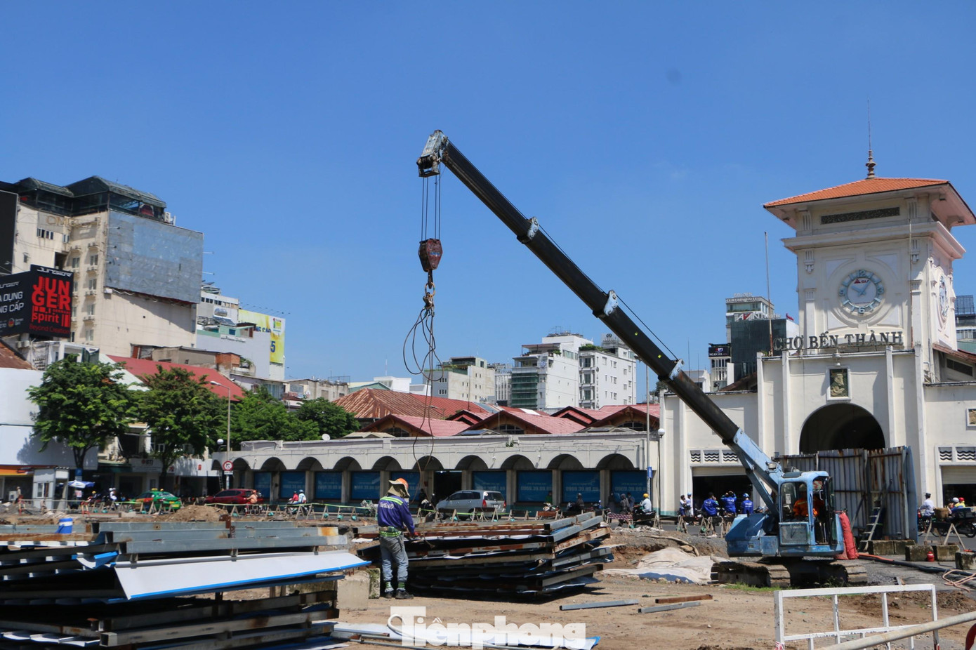 Từ 9h ngày 27/8, đơn vị thi công đã bắt đầu tháo dỡ rào chắn đường Lê Lợi đoạn phía trước chợ Bến Thành, quận 1 (TPHCM).