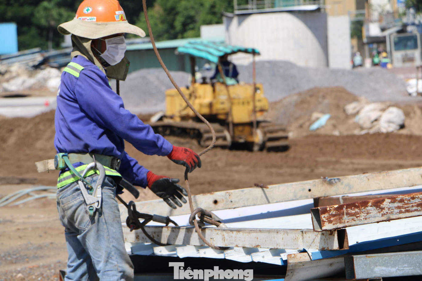 Đến trưa cùng ngày, công tác tháo dỡ đã hoàn tất.