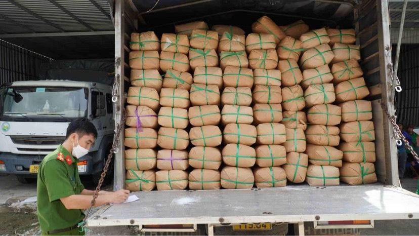 Công an tỉnh Long An triệt phá đường dây buôn lậu thu giữ gần 200 tấn đường cát. Công an tỉnh Long An triệt phá đường dây buôn lậu thu giữ gần 200 tấn đường cát.