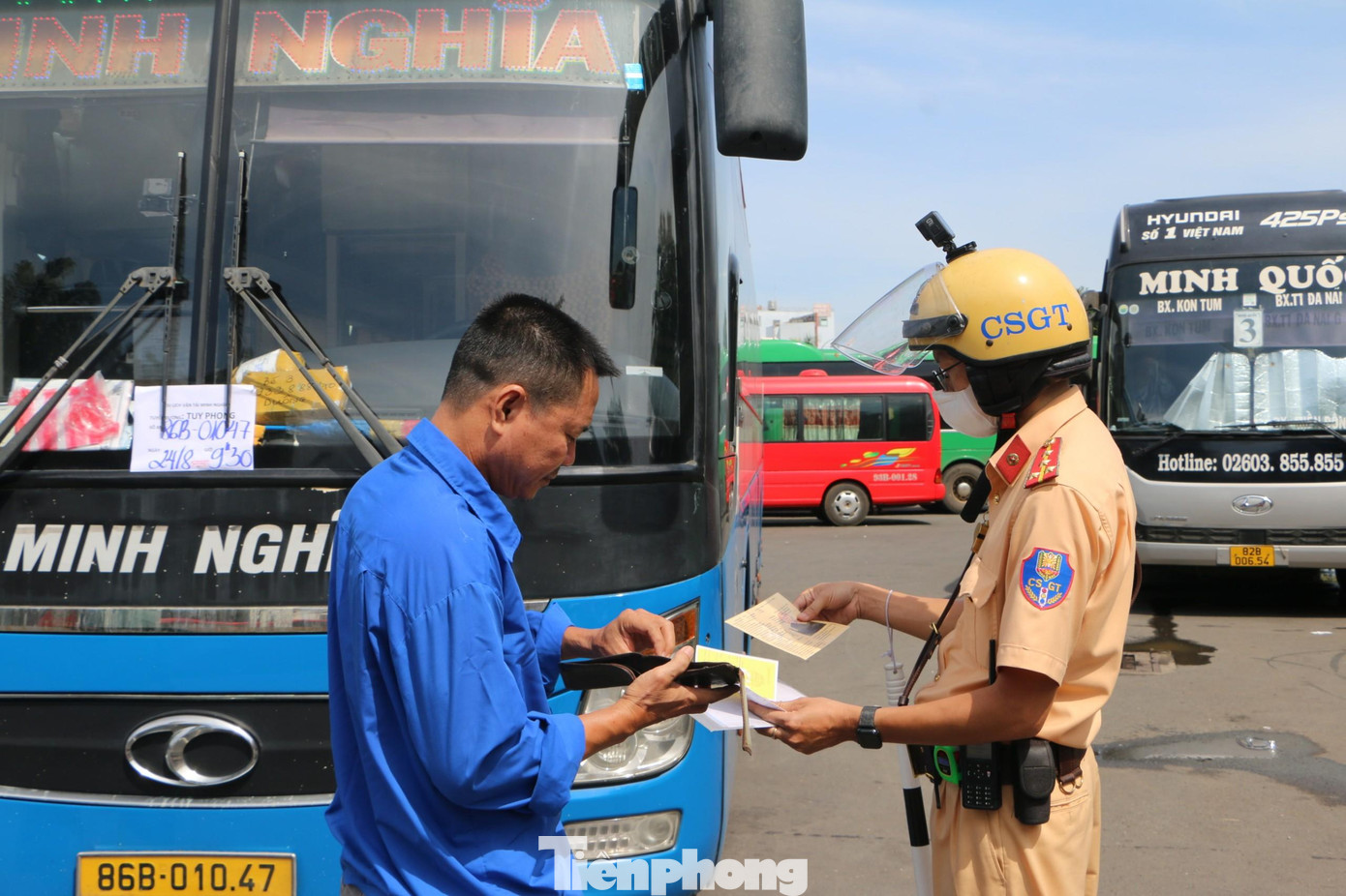 CSGT tiến hành kiểm tra các loại giấy tờ liên quan đến phương tiện và tài xế.
