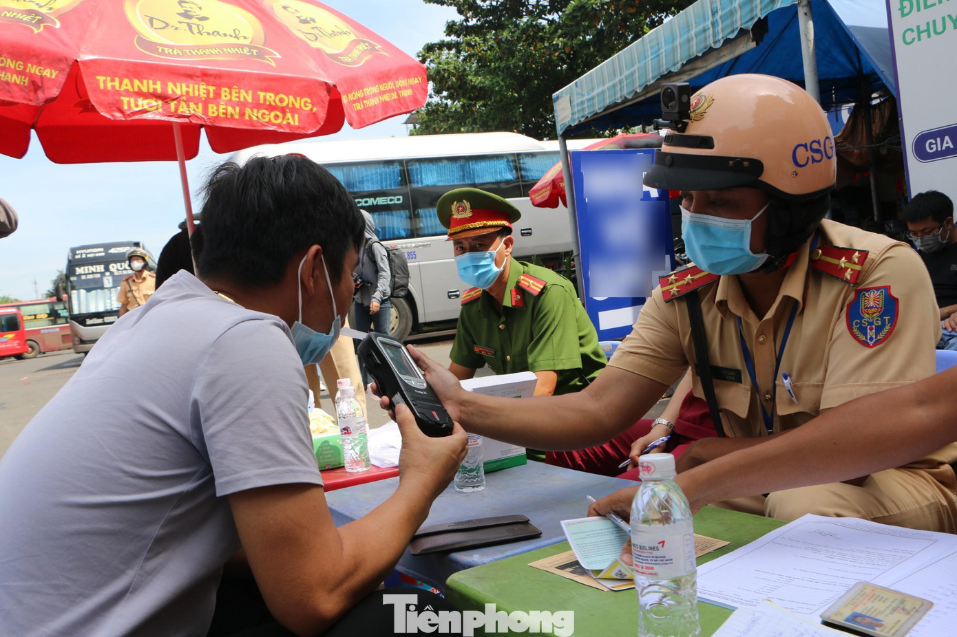 Quy trình kiểm tra nồng độ cồn và ma túy được thực hiện nhanh chóng trong khoảng 5 phút/trường hợp.