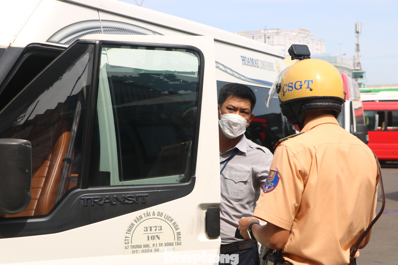 Tại đây, lực lượng CSGT đã ra tín hiệu yêu cầu tài xế dừng đỗ phương tiện ở nơi thuận lợi nhằm phục vụ công tác kiểm tra, kiểm soát.