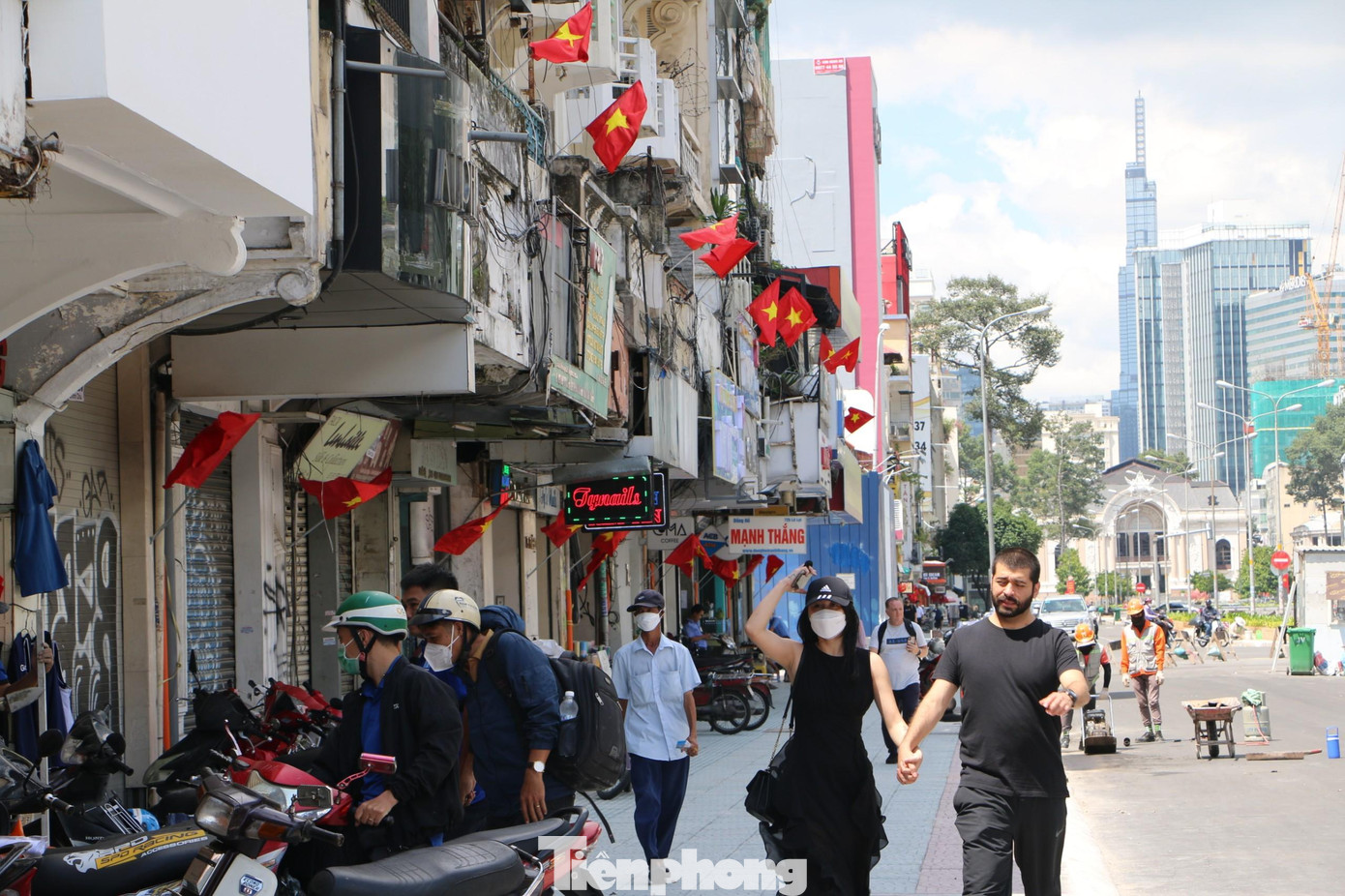 Sau khi tháo dỡ rào chắn phục vụ thi công tuyến metro số 1, đường Lê Lợi ở trung tâm TPHCM đang được tái lập trở lại và thu hút đông đảo du khách trong và ngoài nước đến tham quan.