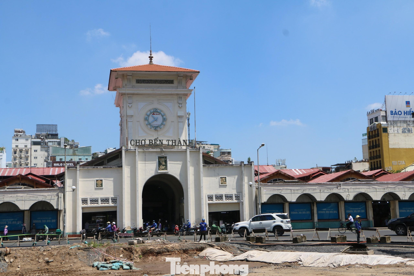 Toàn bộ mặt tiền chính của chợ Bến Thành đã chính thức ‘lộ diện’ sau 8 năm rào chắn phục vụ thi công metro số 1.