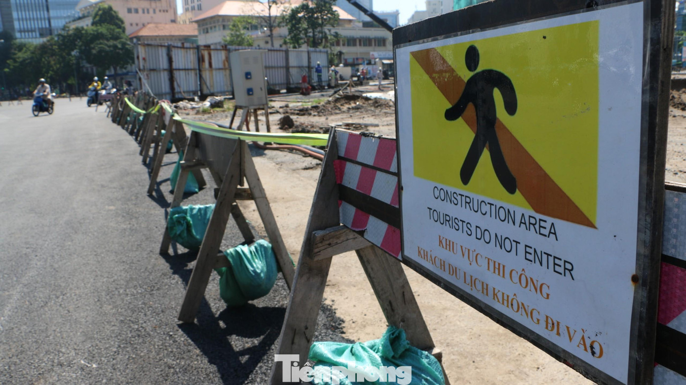 Gần 8 năm qua, với việc bị các “lô cốt” chặn ngay mặt tiền thêm vào đó là tình hình dịch bệnh khiến hoạt động tại chợ Bến Thành bị ảnh hưởng, tiểu thương trông chờ ngày giải tỏa “lô cốt” để thuận tiện kinh doanh.