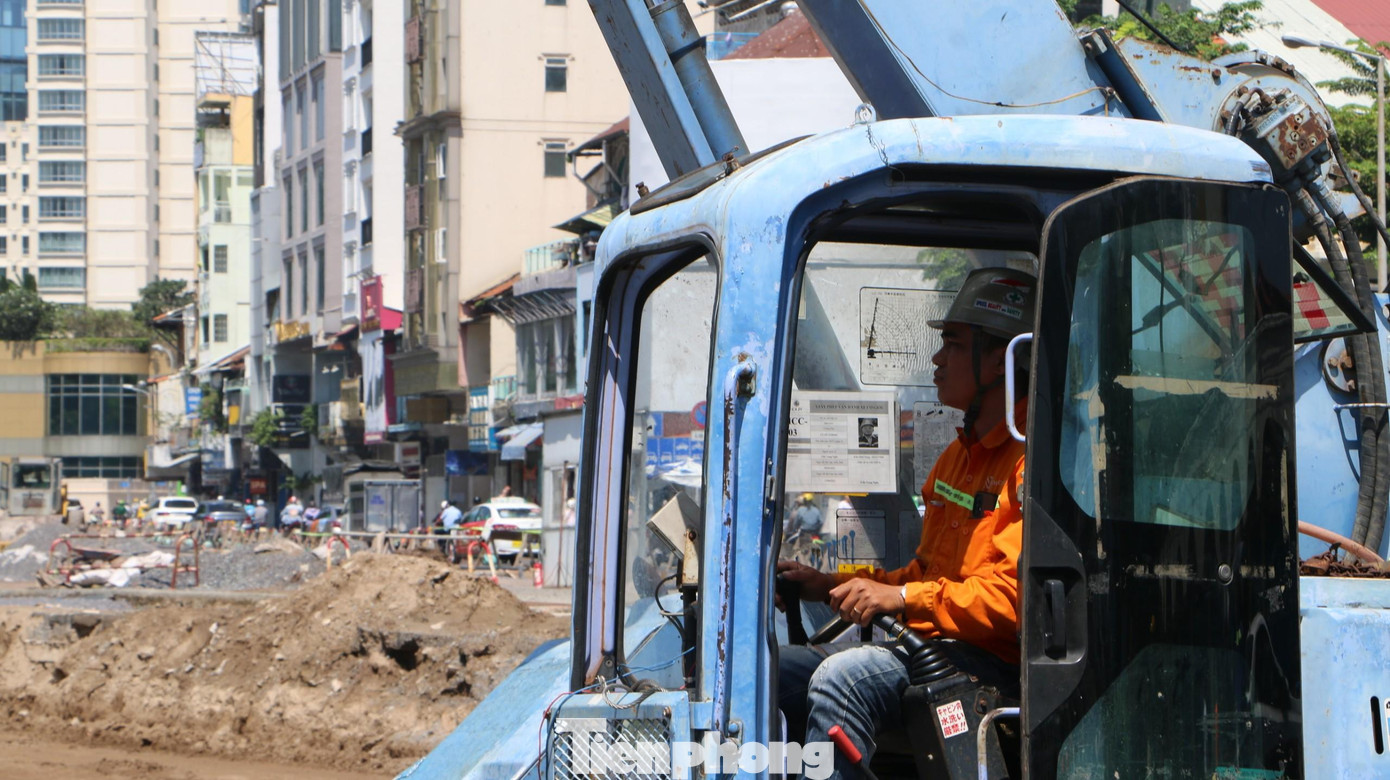 Công nhân đang tháo các đoạn rào chắn cuối cùng phía trước chợ Bến Thành.