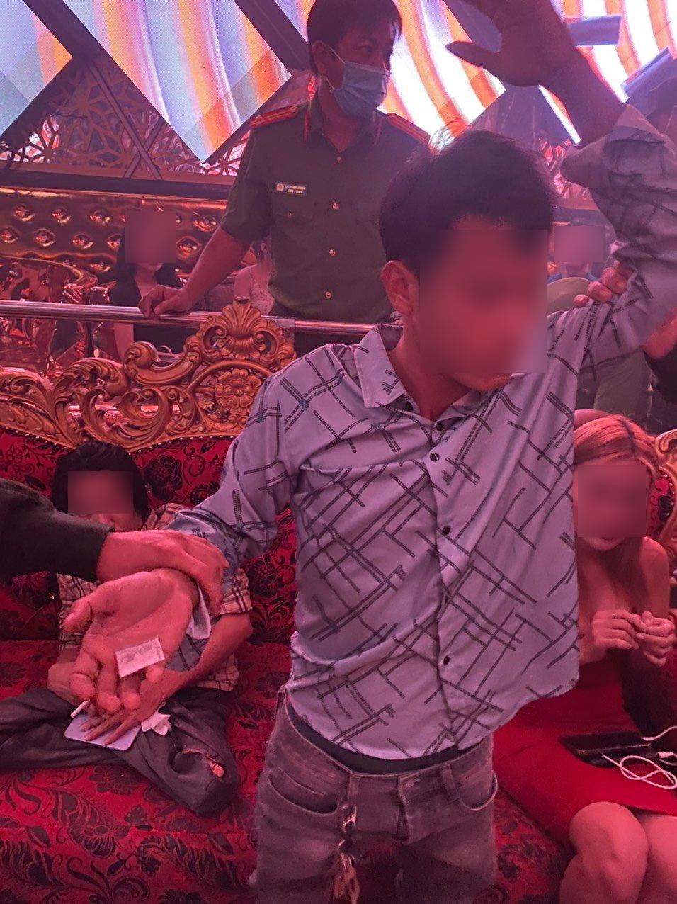 Một đối tượng tàng trữ ma túy bị lực lượng chức năng phát hiện.