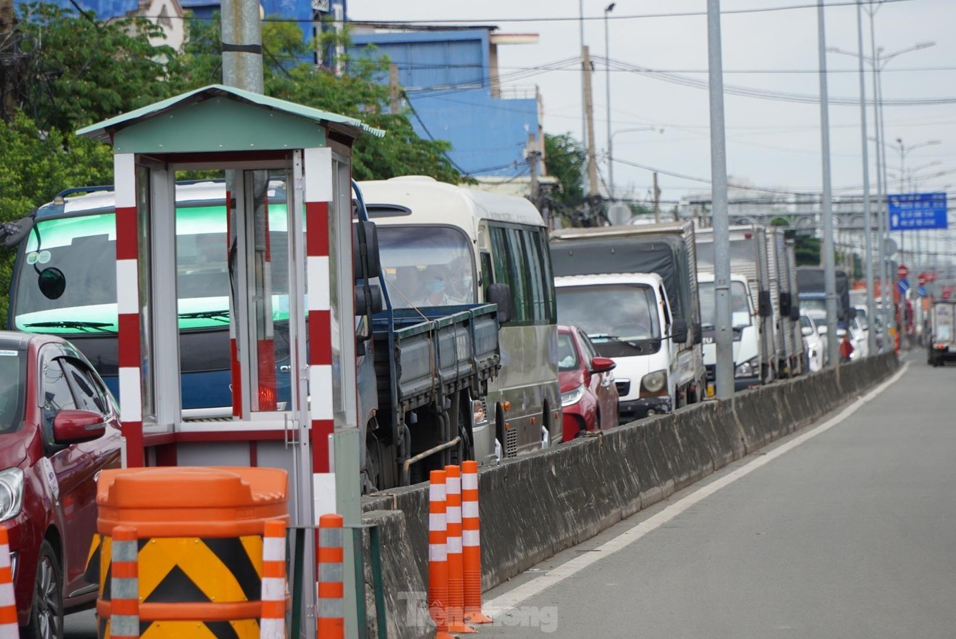 Với lưu lượng phương tiện ngày càng gia tăng, khu vực phà Cát Lái hiện nay thường xuyên xảy ra tình trạng ùn ứ. Với lưu lượng phương tiện ngày càng gia tăng, khu vực phà Cát Lái hiện nay thường xuyên xảy ra tình trạng ùn ứ.