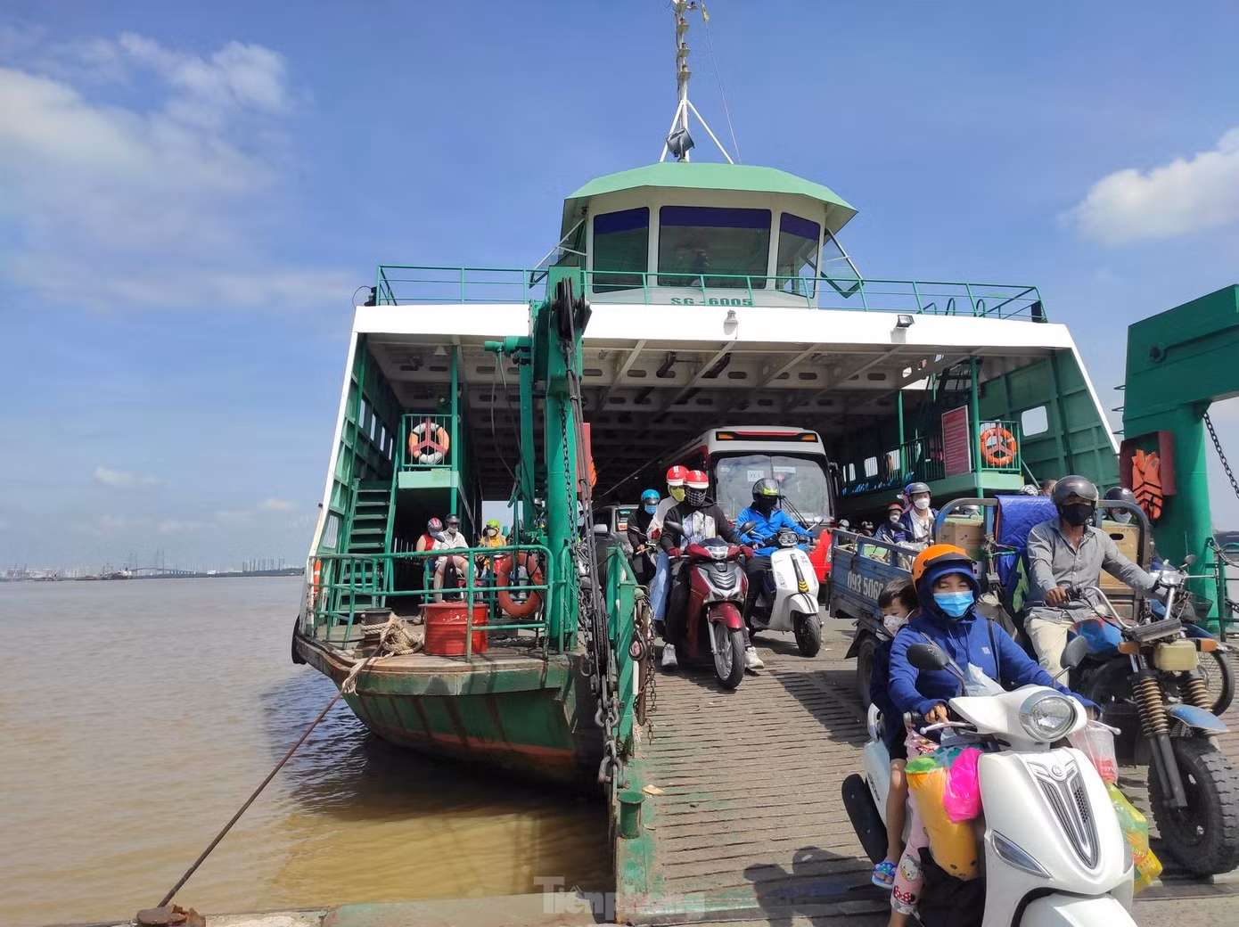 Hiện nay, người dân vẫn đi lại bằng phà. Dự kiến trong tháng 8 này, TPHCM và Đồng Nai cùng Bộ GTVT sẽ "chốt" phương án vị trí xây dựng cầu Cát Lái. Hiện nay, người dân vẫn đi lại bằng phà. Dự kiến trong tháng 8 này, TPHCM và Đồng Nai cùng Bộ GTVT sẽ "chốt" phương án vị trí xây dựng cầu Cát Lái.