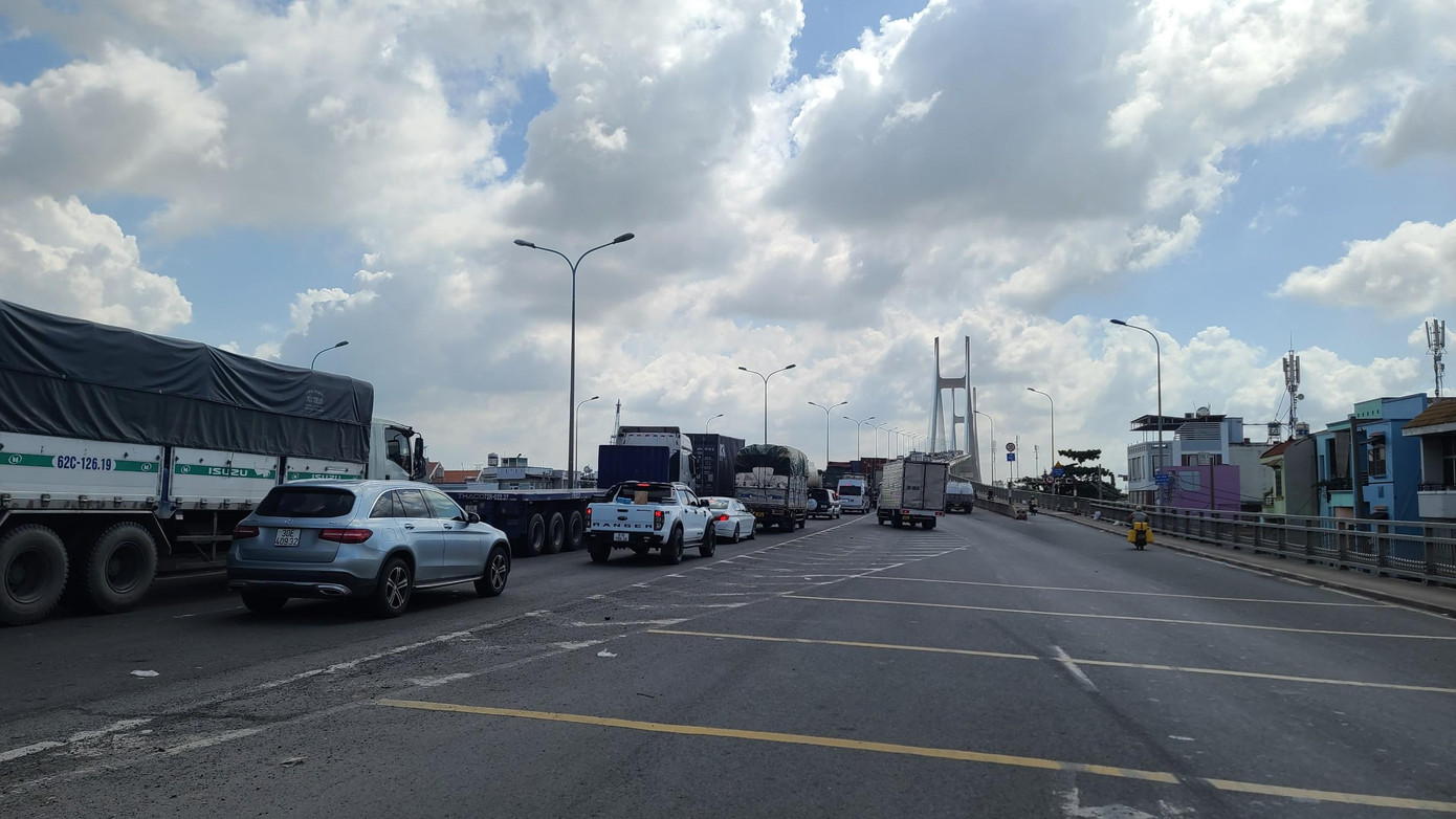 Ùn ứ giao thông kéo dài trên cầu Phú Mỹ trong buổi sáng đầu tuần.