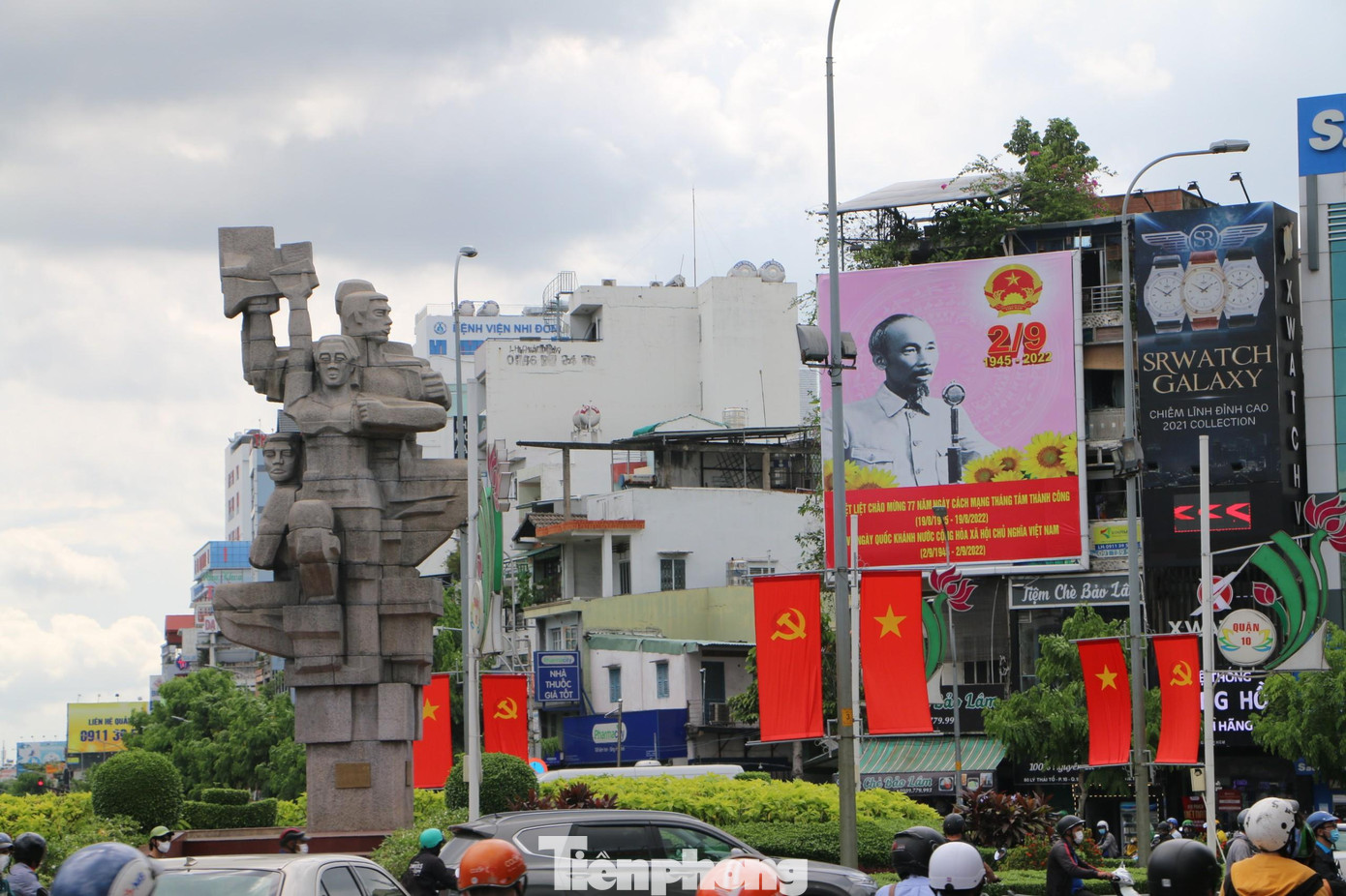 Khu vực tượng đài kỷ niệm truyền thống đấu tranh của công nhân lao động TPHCM tại Ngã Bảy Lý Thái Tổ (quận 10) được trang hoàng rực rỡ.