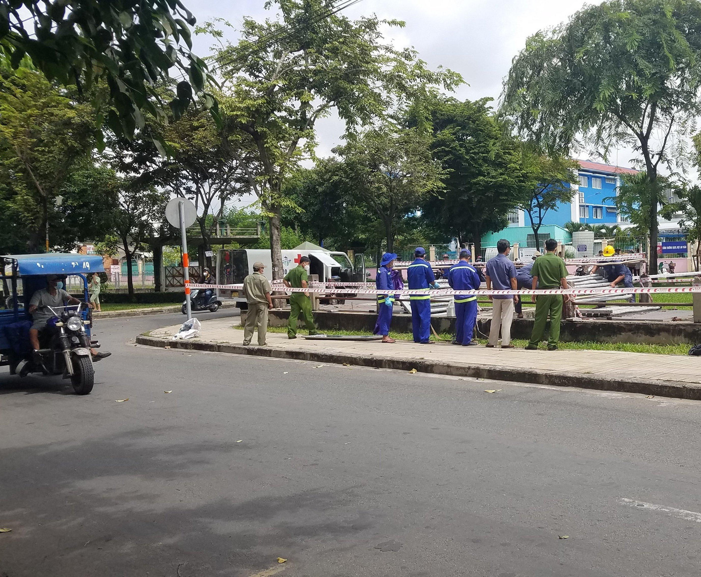 Cơ quan chức năng tiến hành phong tỏa, khám nghiệm hiện trường vụ việc.