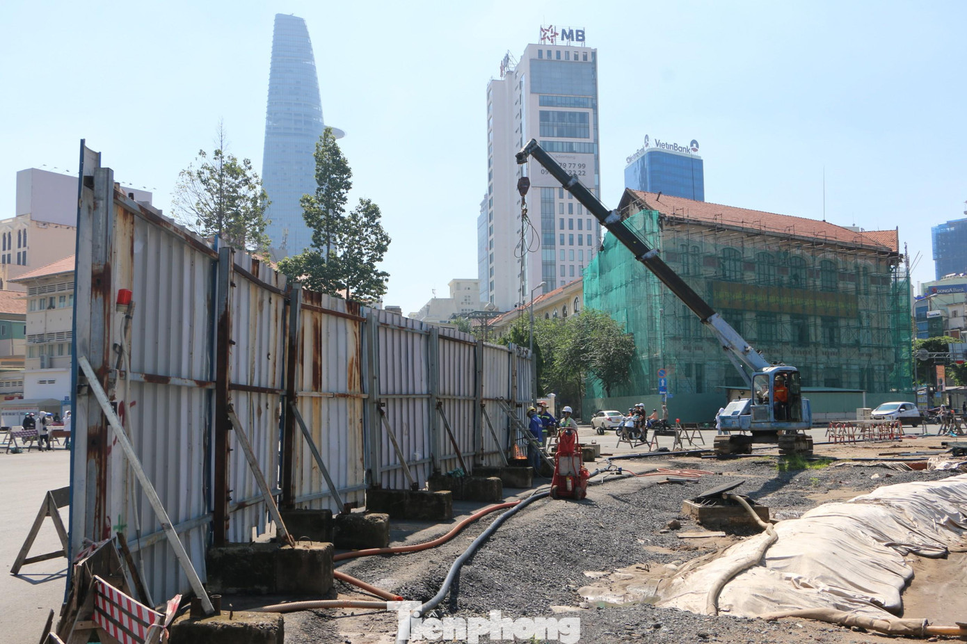 Hàng rào chắn cuối cùng phía trước mặt tiền chợ Bến Thành.