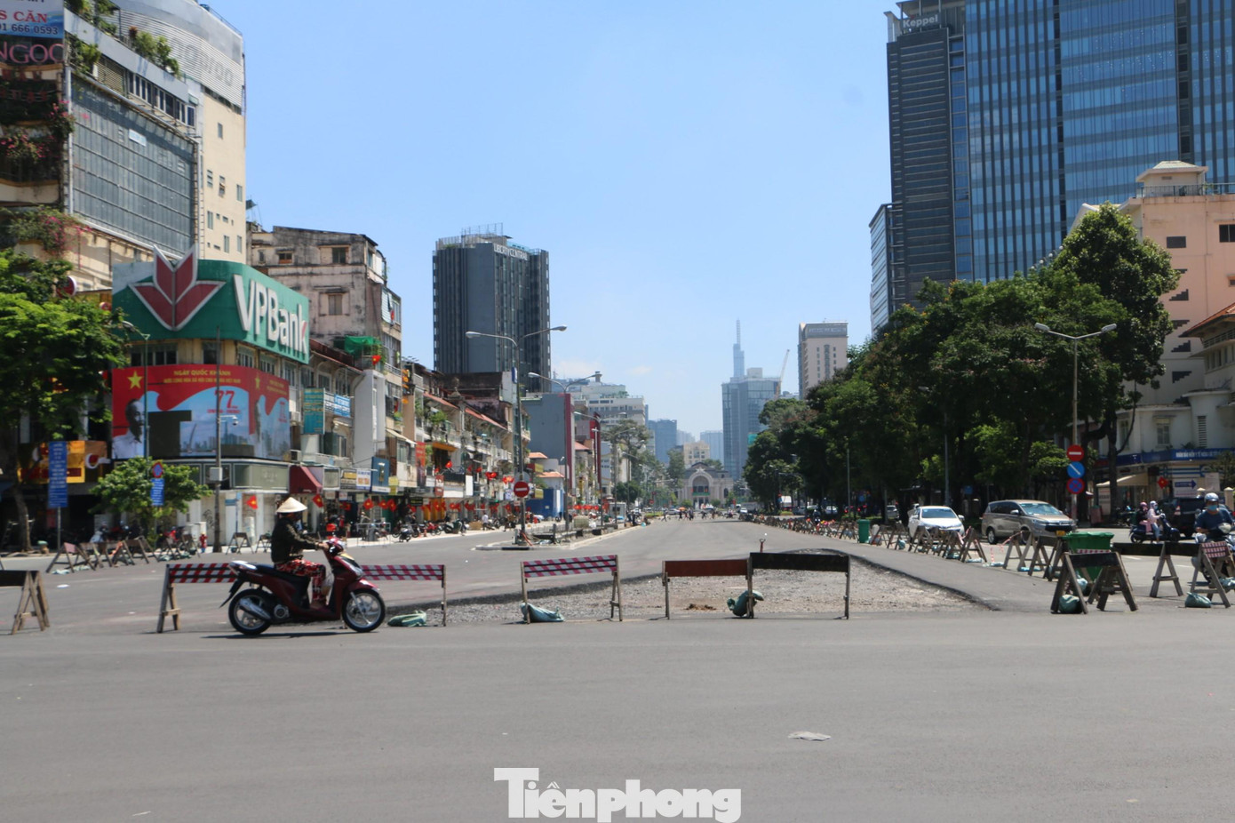 Theo đại diện đơn vị thi công, đến nay những tấm tôn rào chắn trên mặt đường Lê Lợi (đoạn từ phố đi bộ Nguyễn Huệ đến cổng chợ Bến Thành) đã được tháo dỡ hoàn toàn, trả lại không gian thông thoáng cho khu vực.