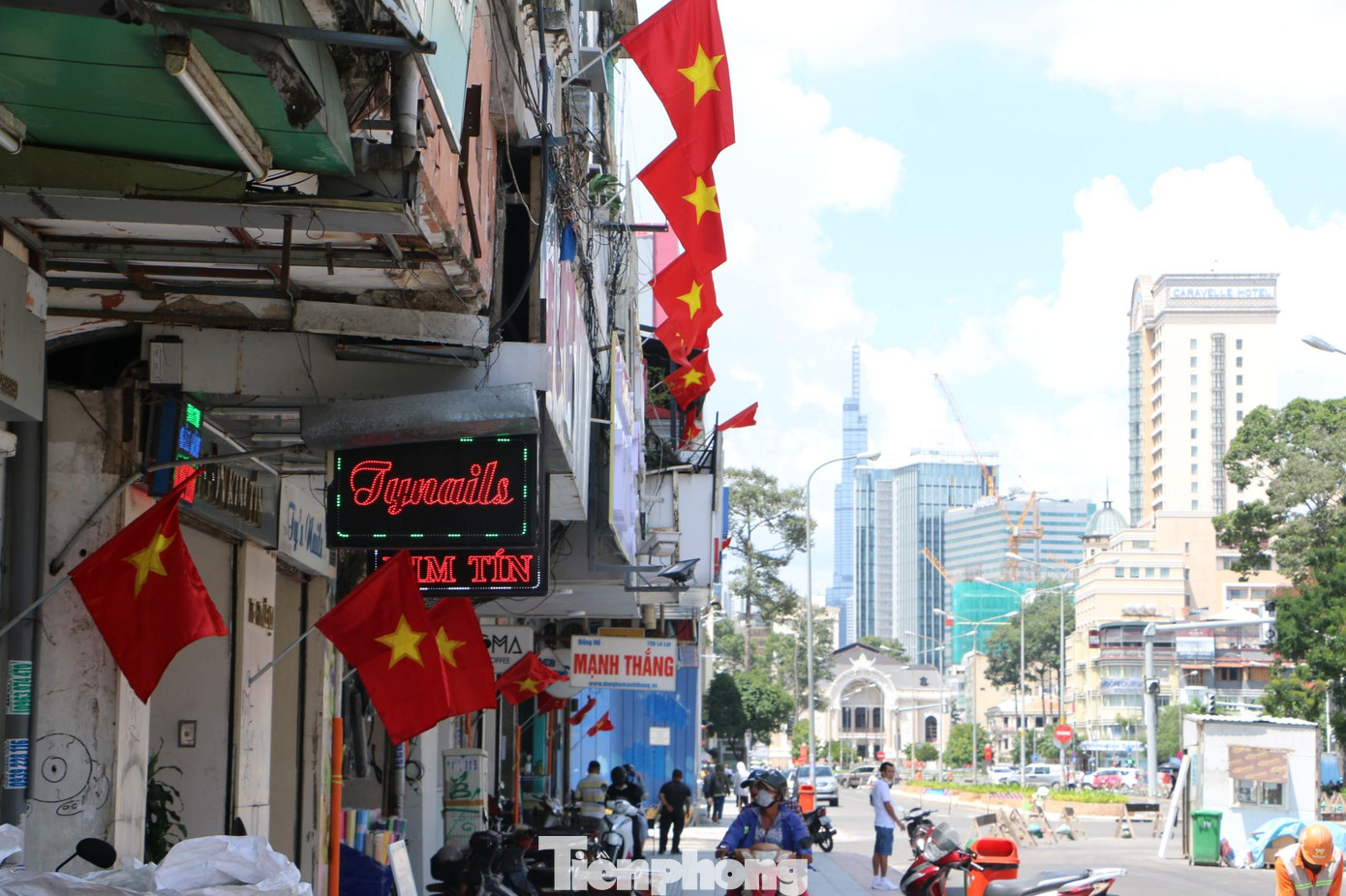 Nhân dịp kỷ niệm 77 năm Ngày Cách mạng Tháng Tám và Quốc khánh 2/9, nhiều tuyến đường ở khu vực trung tâm TPHCM như Nguyễn Huệ, Lê Lợi, Nguyễn Thị Minh Khai, Lý Thái Tổ, Cách Mạng Tháng Tám, Điện Biên Phủ, Nam Kỳ Khởi Nghĩa... được trang trí cờ hoa, băng rôn, pano, áp phích rực rỡ.