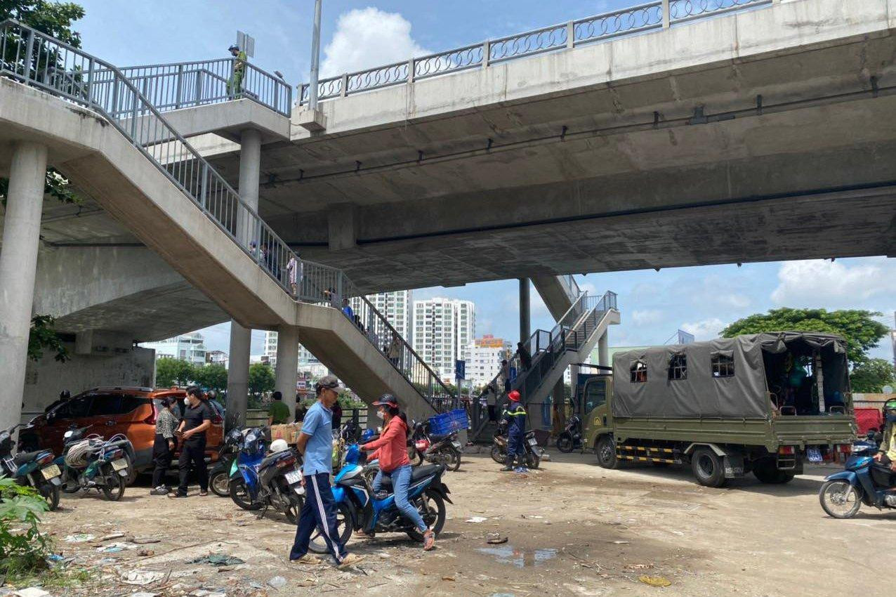 Sau khoảng 10 phút lặn tìm, thi thể nạn nhân đã được tìm thấy. Sau khoảng 10 phút lặn tìm, thi thể nạn nhân đã được tìm thấy.