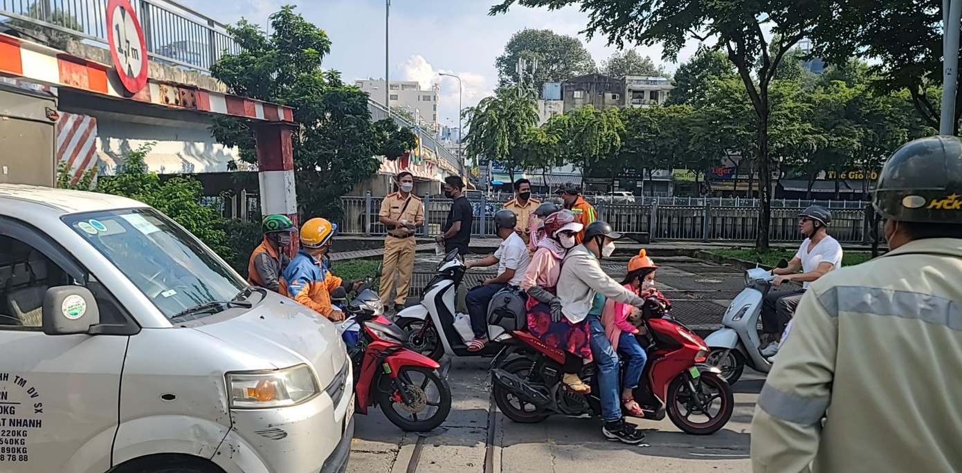 Lực lượng chức năng có mặt để điều tiết giao thông và xử lý hiện trường sự cố. Ảnh: Hoàng Minh