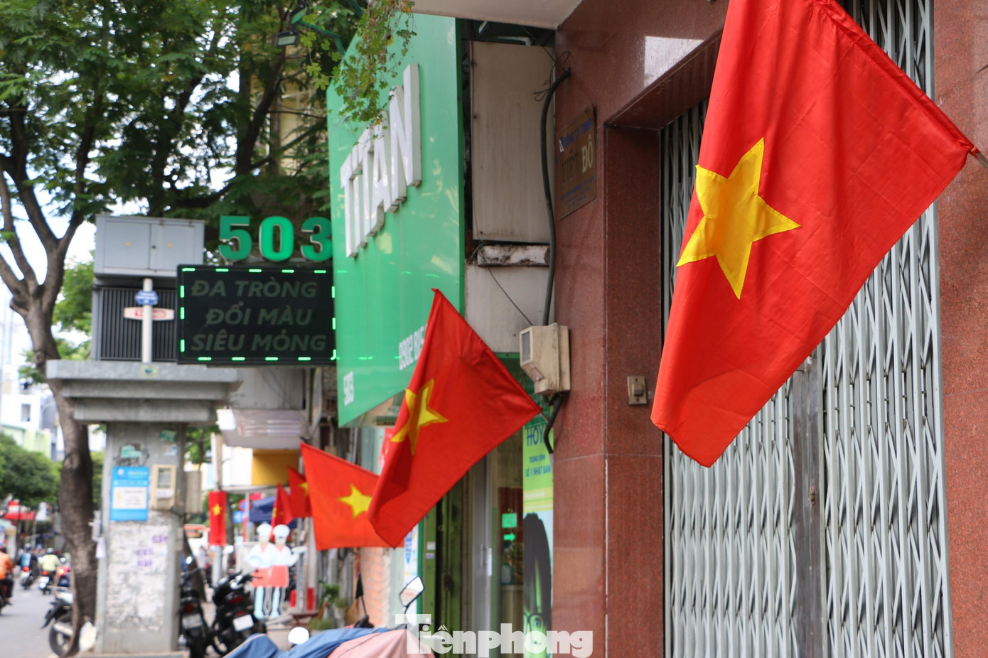 Đường Điện Biên Phủ (quận 3) rực rỡ cờ đỏ sao vàng tung bay phất phới.