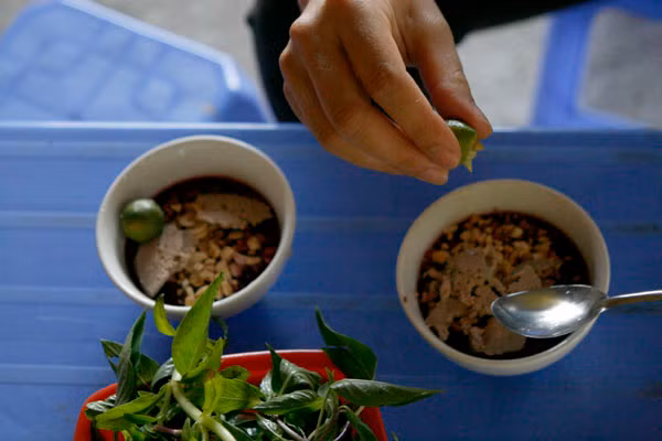 Nhiều người dân vẫn ăn tiết canh hàng ngày