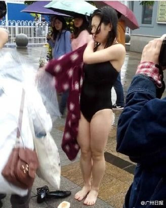 Cặp đôi thản nhiên tắm giữa đường phố Trung Quốc ảnh 9