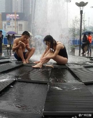 Cặp đôi thản nhiên tắm giữa đường phố Trung Quốc ảnh 6