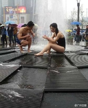 Cặp đôi thản nhiên tắm giữa đường phố Trung Quốc ảnh 7