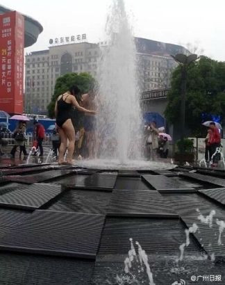 Cặp đôi thản nhiên tắm giữa đường phố Trung Quốc ảnh 2