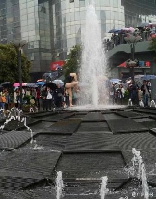 Cặp đôi thản nhiên tắm giữa đường phố Trung Quốc ảnh 1