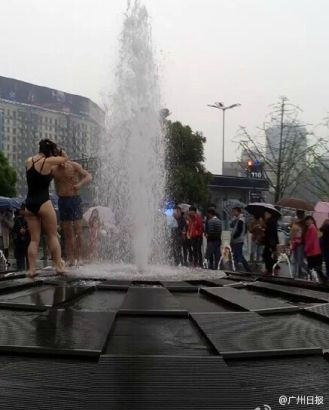 Cặp đôi thản nhiên tắm giữa đường phố Trung Quốc ảnh 3