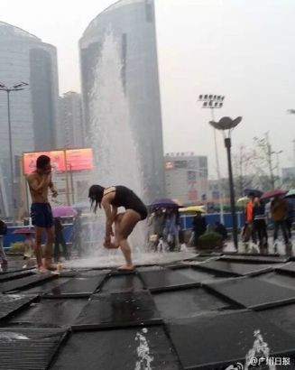 Cặp đôi thản nhiên tắm giữa đường phố Trung Quốc ảnh 8