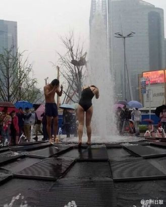 Cặp đôi thản nhiên tắm giữa đường phố Trung Quốc ảnh 5