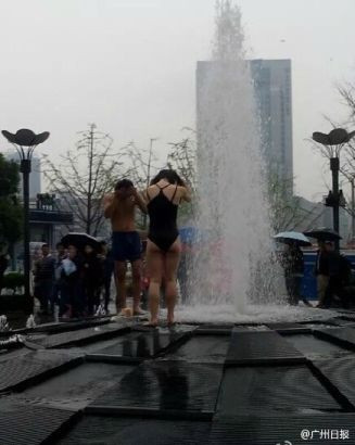 Cặp đôi thản nhiên tắm giữa đường phố Trung Quốc ảnh 4