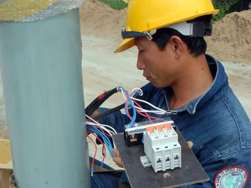 Một công nhân thuộc Công ty Chiếu sáng công cộng TP.HCM đang làm việc ngoài công trình