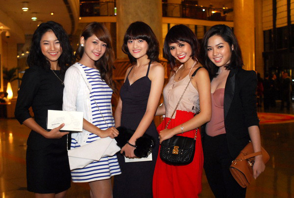 Phan Linh (giữa)lại diện bộ đầm đen 2 dây kiểu cổ điển