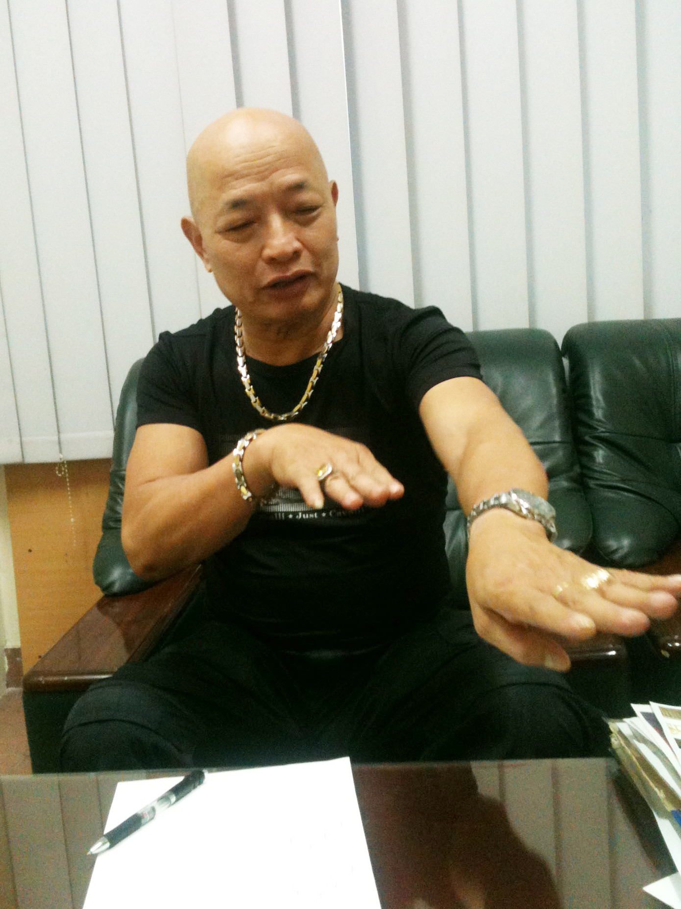 Phi công Nguyễn Hồng Mỹ đang hồi tưởng lại nhiệm vụ đặc biệt năm xưa. Ảnh: Minh Hiếu