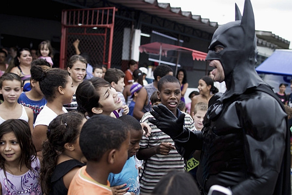 Người hùng đường phố cùng nói chuyện với các em học sinh. 