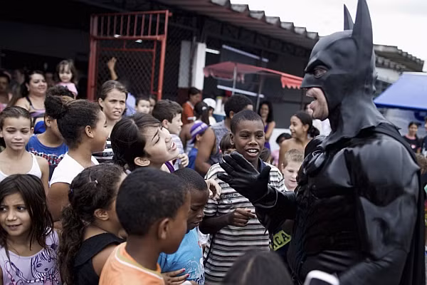 Người hùng đường phố cùng nói chuyện với các em học sinh. 