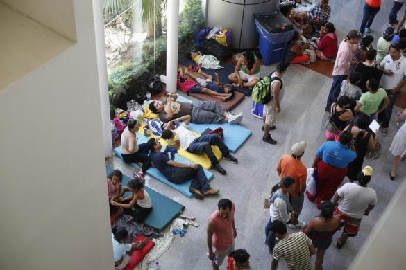 Hàng ngàn người dân Mexico phải sơ tán và sống tạm ở các điểm trụ sở công cộng