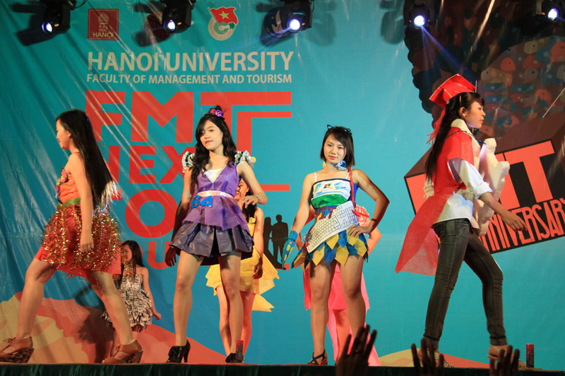 Tiết mục thời trang kinh dị đến từ các khoa Quản trị Kinh doanh, Du lịch, Tài chính- Ngân hàng và Kế toán