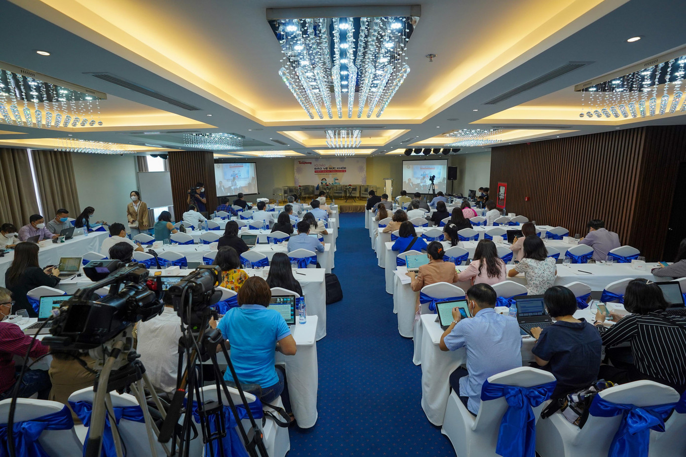 Toàn cảnh Hội thảo BẢO VỆ SỨC KHỎE, THÍCH ỨNG AN TOÀN VỚI DỊCH COVID-19 tại đầu cầu Thành phố Hồ Chí Minh Toàn cảnh Hội thảo BẢO VỆ SỨC KHỎE, THÍCH ỨNG AN TOÀN VỚI DỊCH COVID-19 tại đầu cầu Thành phố Hồ Chí Minh