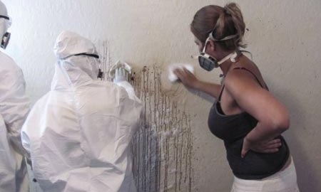 Các chuyên gia phải dùng chất hóa học CVC để tẩy phần óc não khô dính trên tường. Ảnh: Barcroft Media