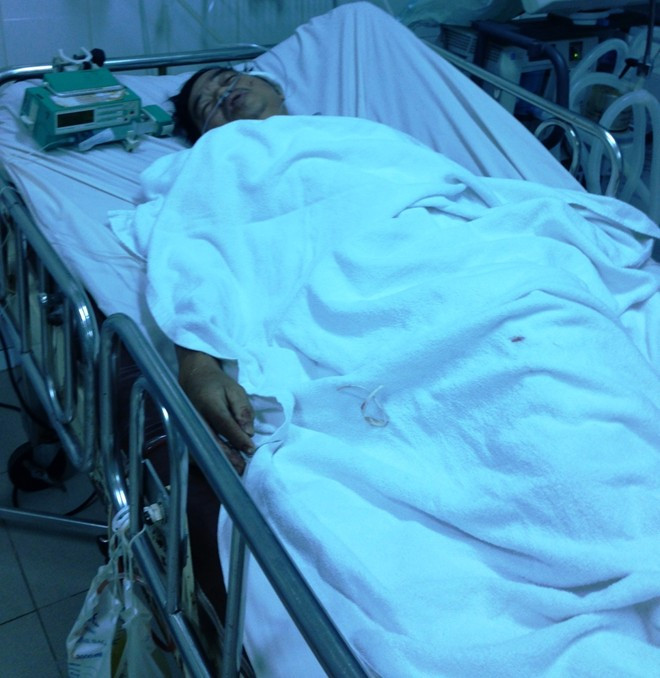 Dân phòng Nguyễn Văn Chệt nằm cấp cứu ở bệnh viện Nhân dân Gia Định. 