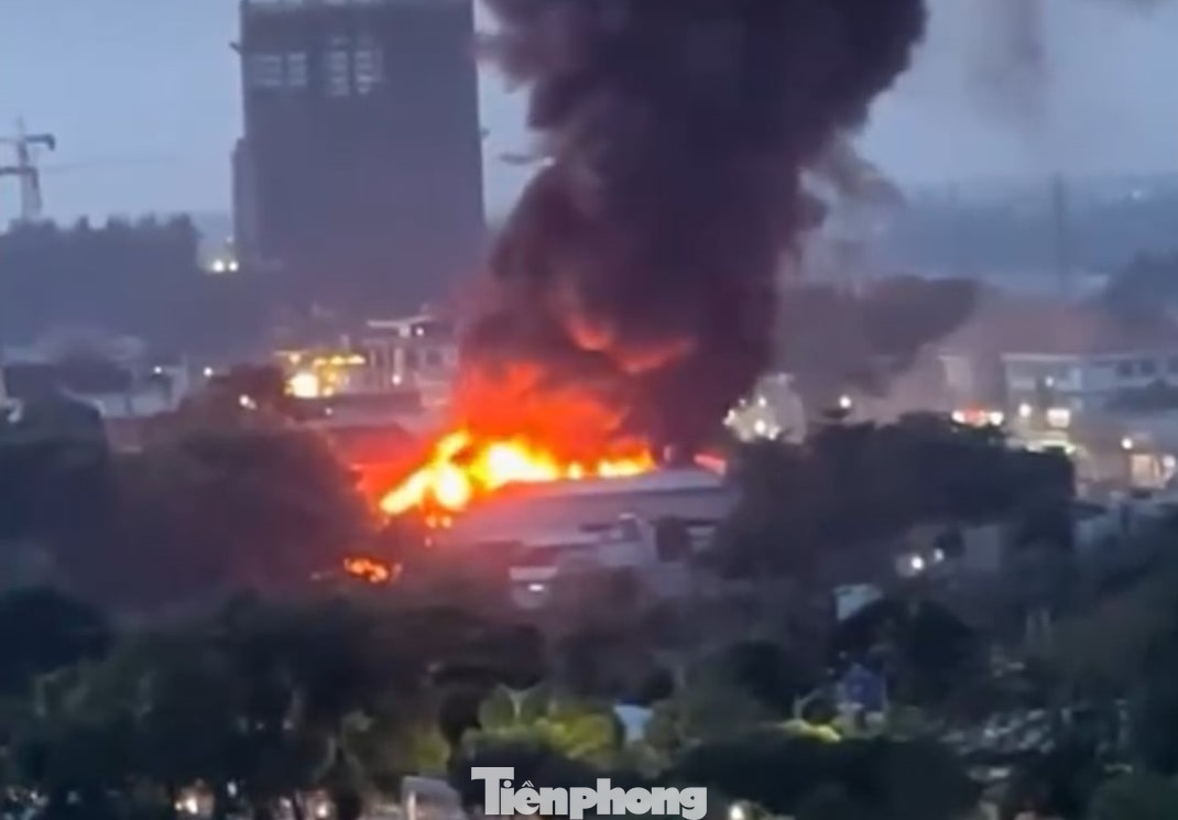 Cột khói cao hàng chục mét Cột khói cao hàng chục mét