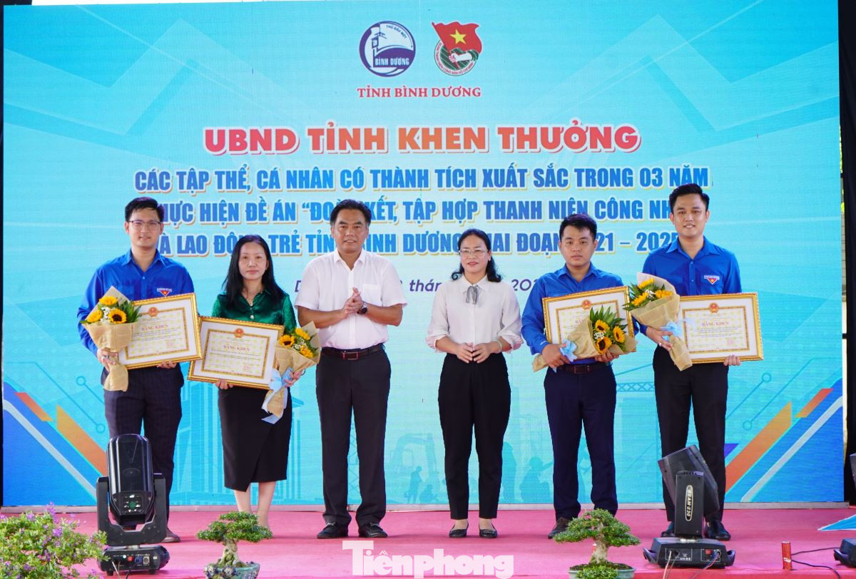 Lãnh đạo tỉnh Bình Dương tặng bằng khen tập thể, cá nhân có thành tích xuất sắc