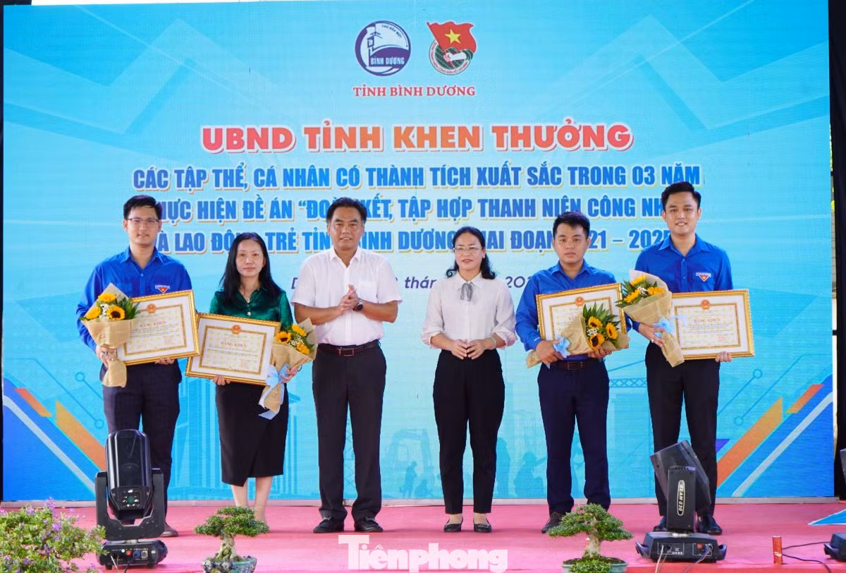 Lãnh đạo tỉnh Bình Dương tặng bằng khen tập thể, cá nhân có thành tích xuất sắc