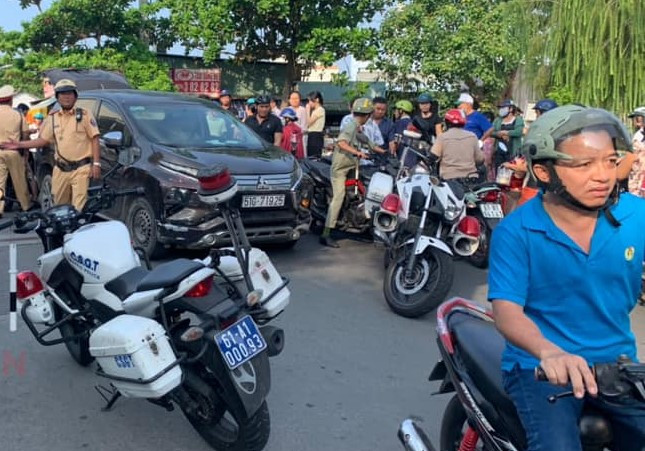 Cảnh sát truy đuổi, chặn bắt ô tô gây tai nạn.