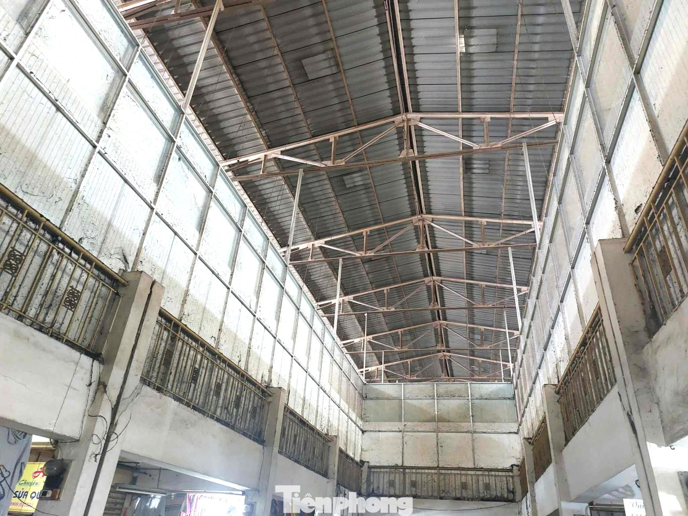 Ông Nguyễn Thanh Bình, Giám đốc Công ty Cổ phần Thương mại - Dịch vụ đầu tư Thủ Dầu Một, cho biết việc tu sửa chợ theo phương án thiết kế hướng bảo tồn nét kiến trúc cổ của chợ vòm, chợ đồng hồ; nâng cao chợ để có tầng hầm để xe, đưa tất cả hàng hóa vào trong chợ nhằm bảo đảm công tác chỉnh trang đô thị. Đại diện doanh nghiệp cho biết, đang tập trung chuẩn bị chứng minh nguồn lực tài chính khoảng 200 tỷ đồng (30% kinh phí xây dựng) để xin phép thủ tục đầu tư xây dựng, nâng cấp chợ Thủ Dầu Một.