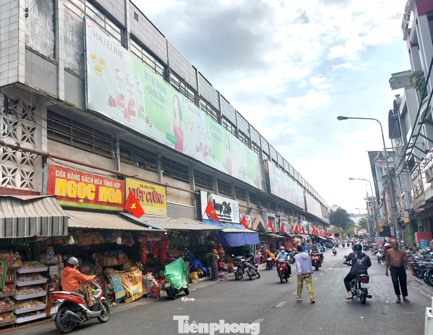 Vào những năm người Pháp kéo đến xâm chiếm toàn bộ vùng đất “Nam kỳ lục tỉnh”, nhận thấy việc đầu tư vào chợ có lợi rất lớn nên thực dân Pháp đã cải tạo lại toàn bộ chợ này, kiến trúc chợ tuy được mô phỏng theo kiểu các ngôi chợ truyền thống cổ xưa ở đất nước Pháp nhưng vẫn còn giữ nguyên vị trí của chợ từ thuở sơ khai.