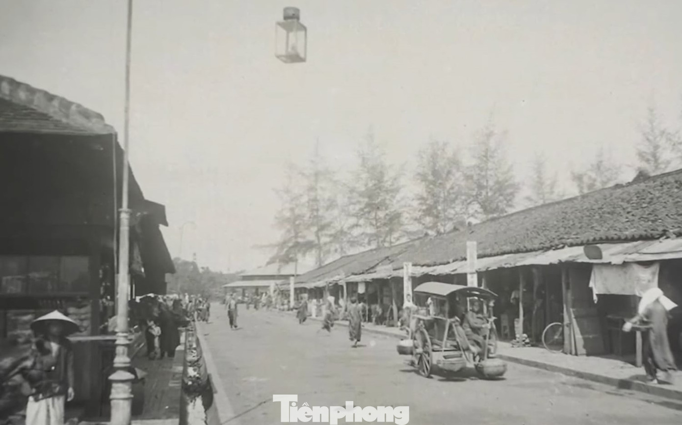 Khu vực bên hông phải của chợ ngày xưa